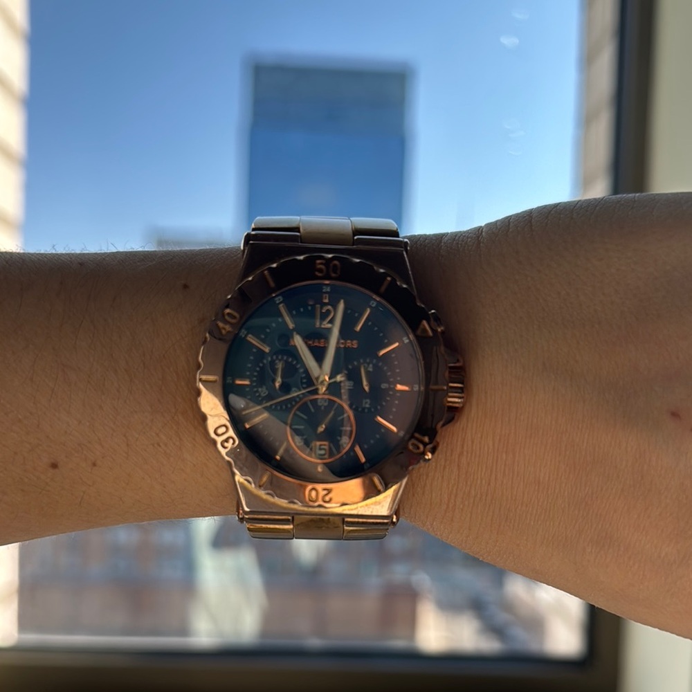 Michael Kors Gold and Blue Chronograph Watch
NEEDS NEW BATTERY